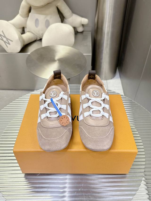 with airplane box! Donkey brand sports shoes have been very popular recently! B