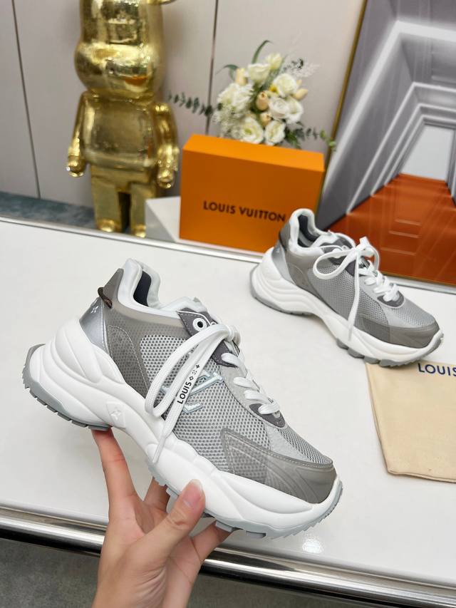 Official counter 1:1 production, Lv Louis Vuitton Run 55 sports shoes are made o