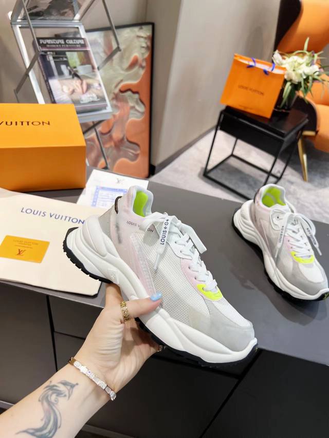 Lv Louis Vuitton Run 55 sports shoes are made of mesh fabric, rubber and viscose