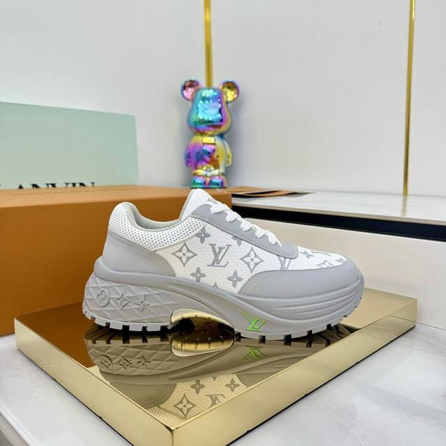 Couple style 35-45! ! New models are available at Louis Vuitton Lv Discovery. Th