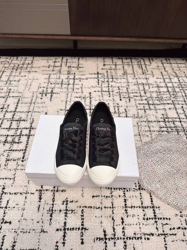 Purchasing level Dior Dior 25 Spring and Summer Star sneakers are classic items