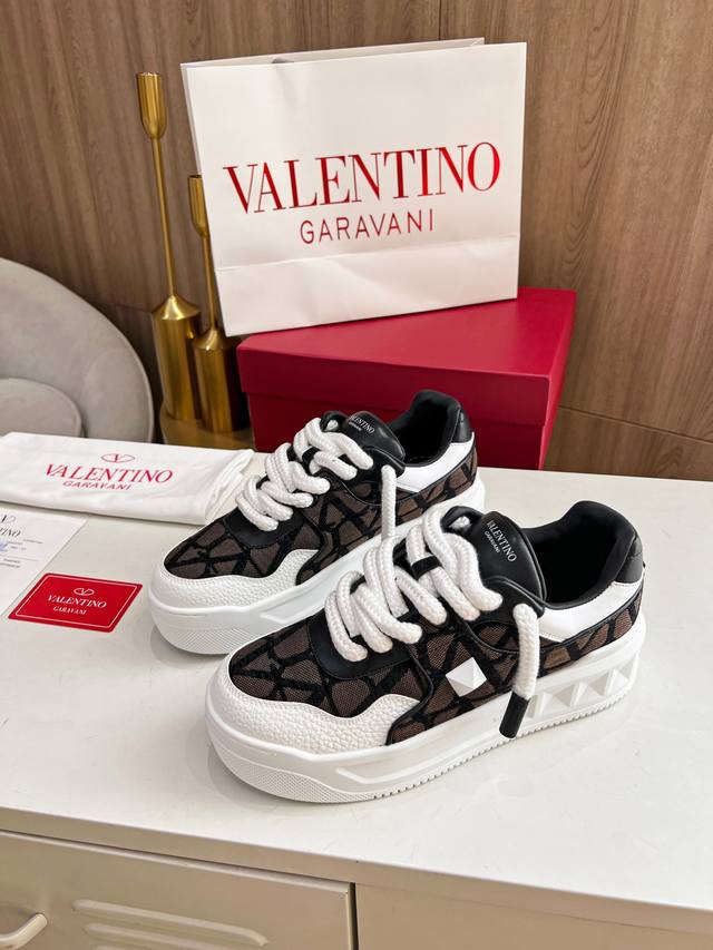 Valentino new casual shoes for couples on the catwalk, the same style as Elsa Ho