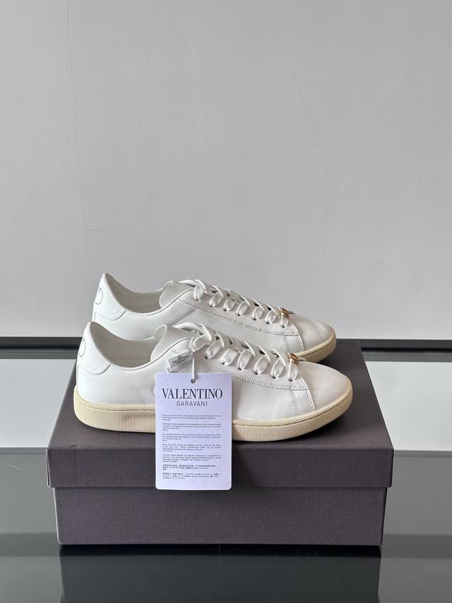 Valentino 2025 Valentino's new simple white shoes can be worn in all seasons. Th
