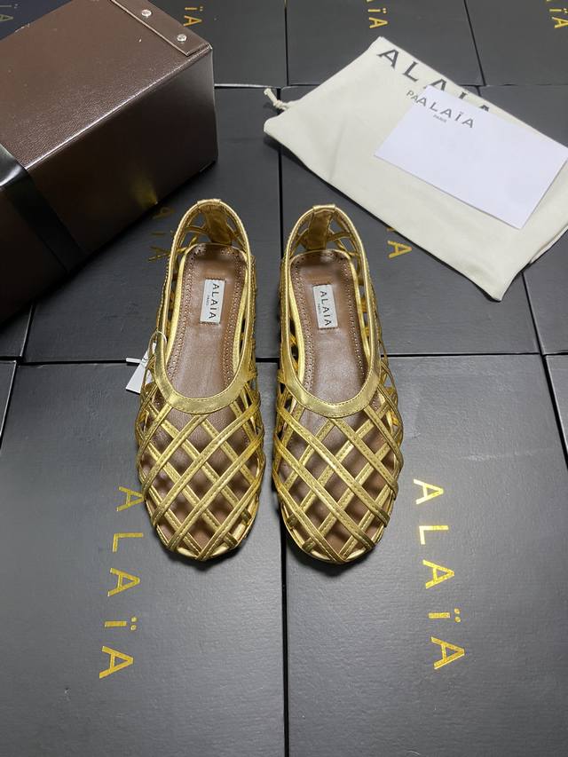 Draw terms!!! Gold Alaia catwalk style ballet flats! sweet and cool ballet styl