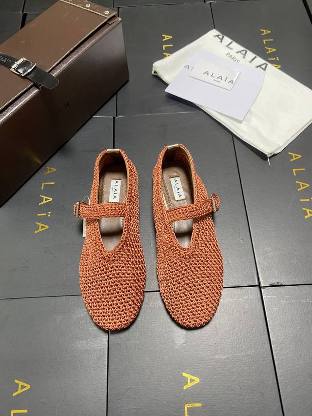 Alaia catwalk style ballet flats! sweet and cool ballet style, a very popular ba