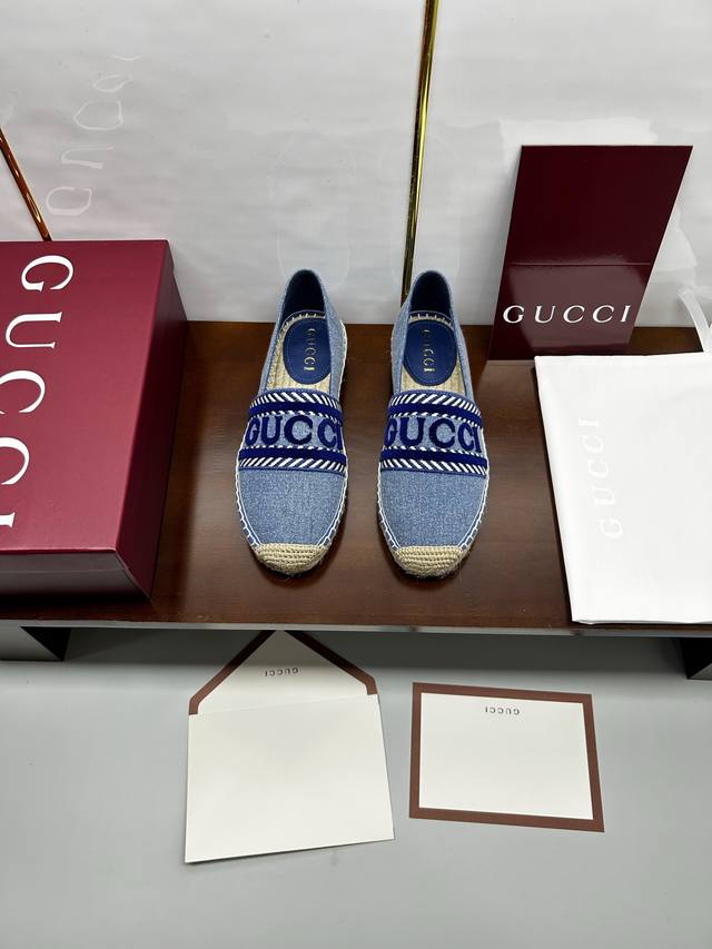 Gucci 2025Ss new horsebit women's new fisherman shoes. This shoe is made of Gg c