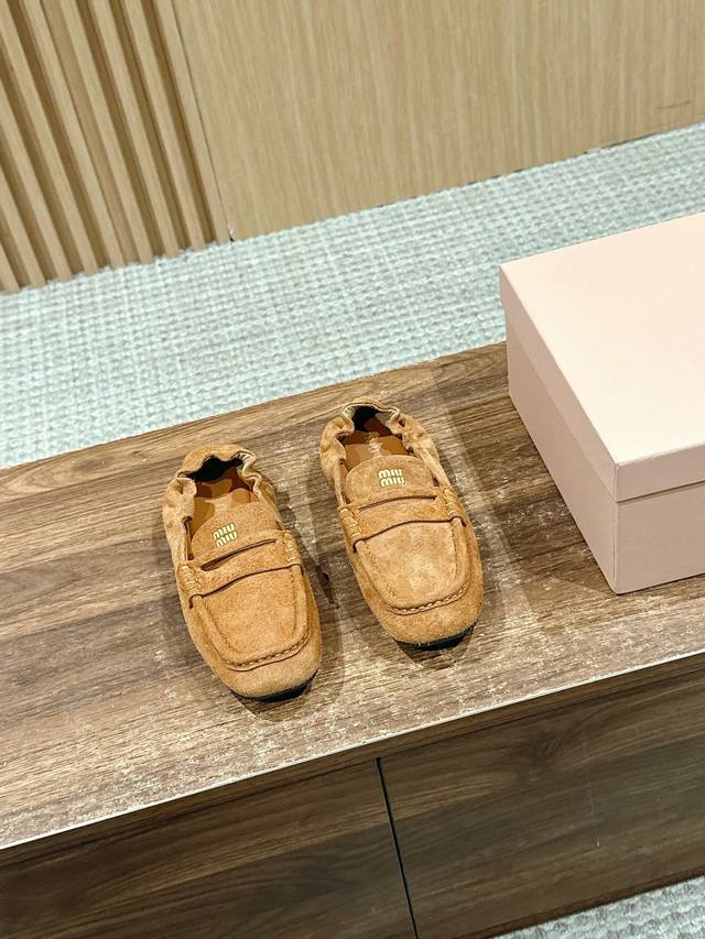 Top version Miu Miu slip-on loafers with elastic heels. Versatile style. Looks g