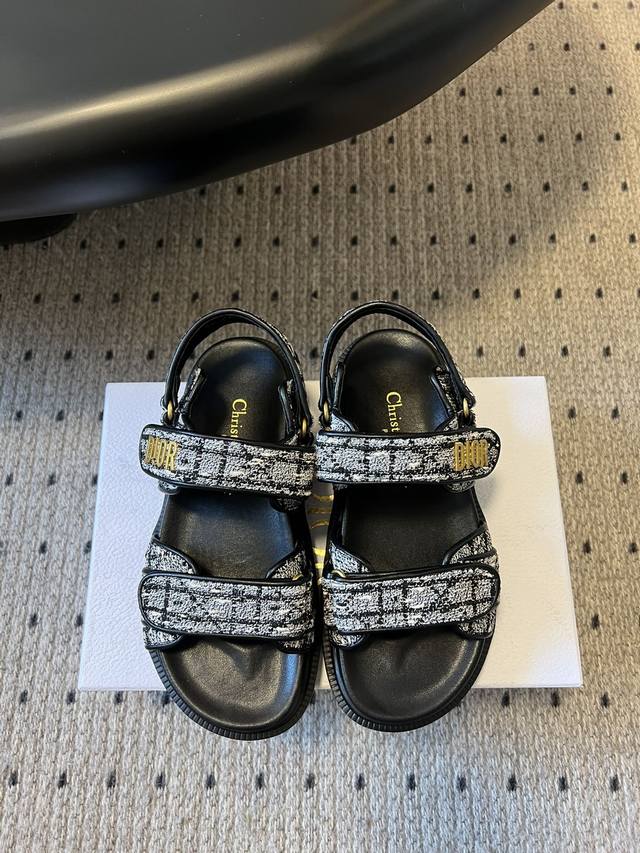 The top version of Dior Act Velcro slipper sandal is comfortable and good-looki