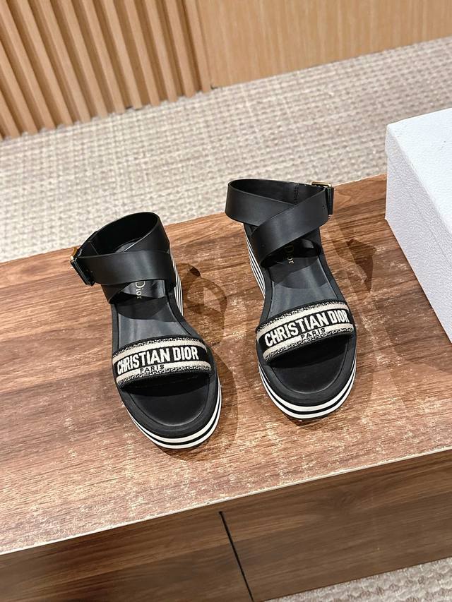 Top version# #Dior new wedge sandals upper imported raffia grass electric embroi