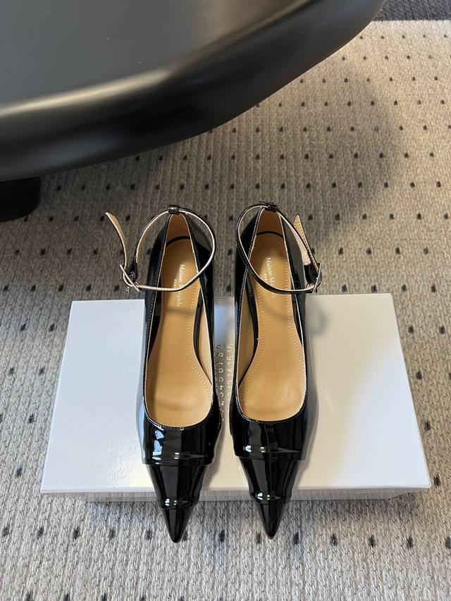 Top version Maison Margiela 25S Spring and Summer new pointed low-heeled single