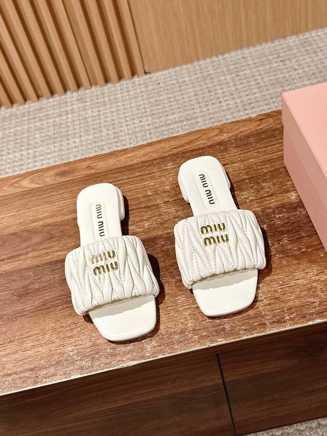 Top version flat heel# Miu Miu's new pleated cat heel slippers Let you walk beau