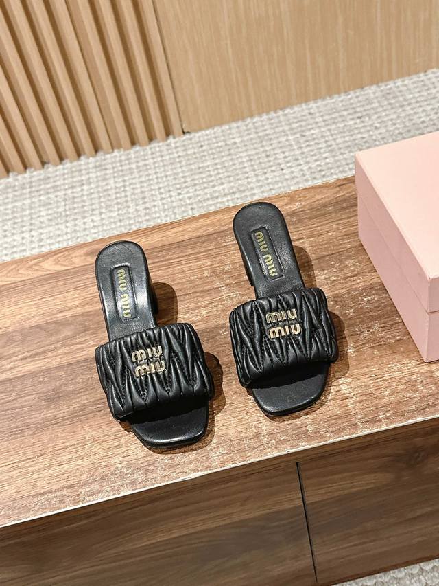 Top version thick heel# Miu Miu's new pleated kitten heel slippers Let you walk