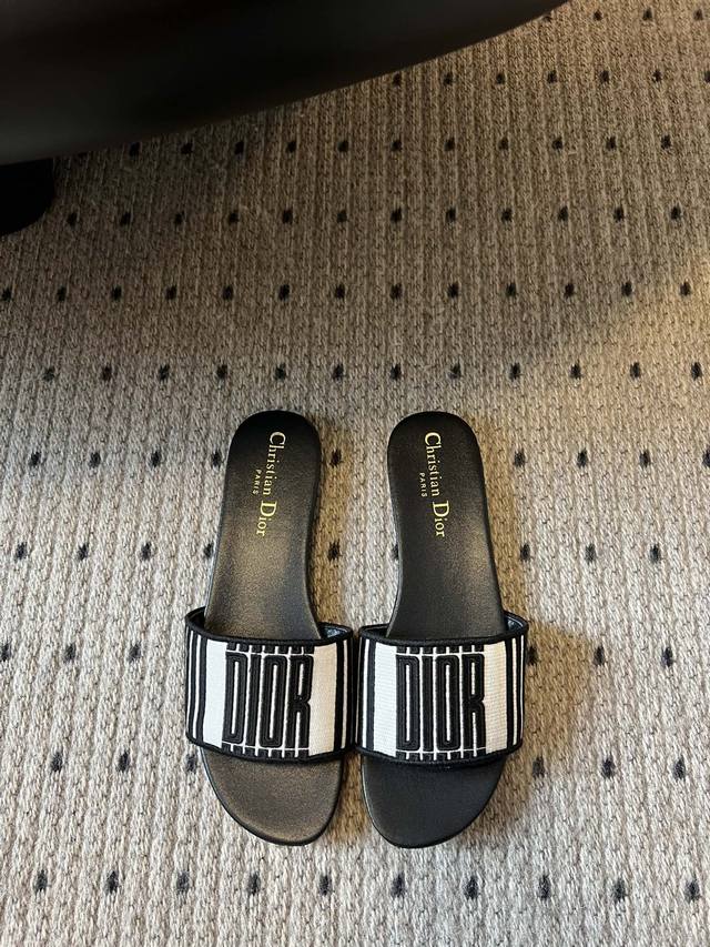 Dior 25Ss Dior Or Dway classic embroidered slippers Made of elegant black cotto