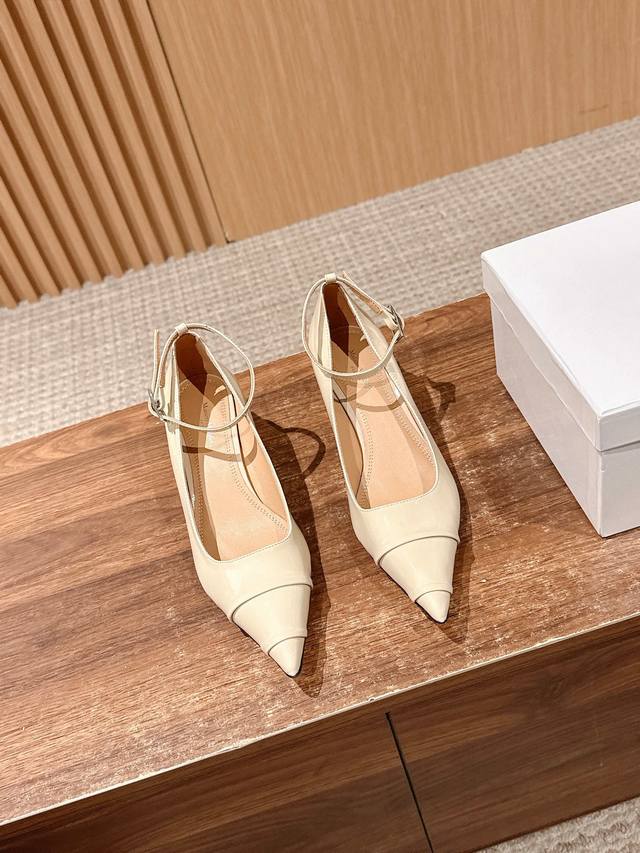 Top version Margiela spring and summer new short-heeled pointed shoes The small
