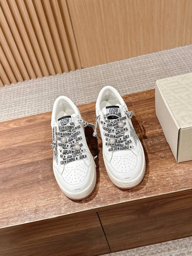 Top version.# The protagonist of the ball has arrived to light up the prelude of