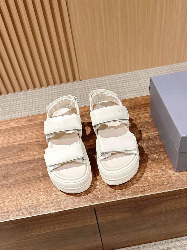 Top version#Walking in the clouds with sandals, Italian minimalist aesthetic sty