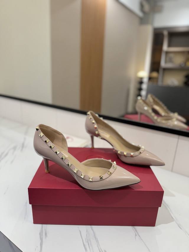 Factory price Pp: Valentino rivet Vt classic single shoes, top-level replica! P