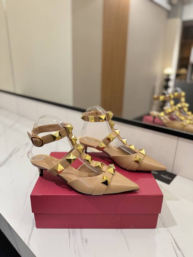 ValentinoThe new season's Valentino slippers are so beautiful. The textured hard