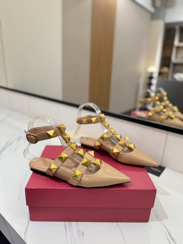 ValentinoThe new season's Valentino slippers are so beautiful. The textured hard