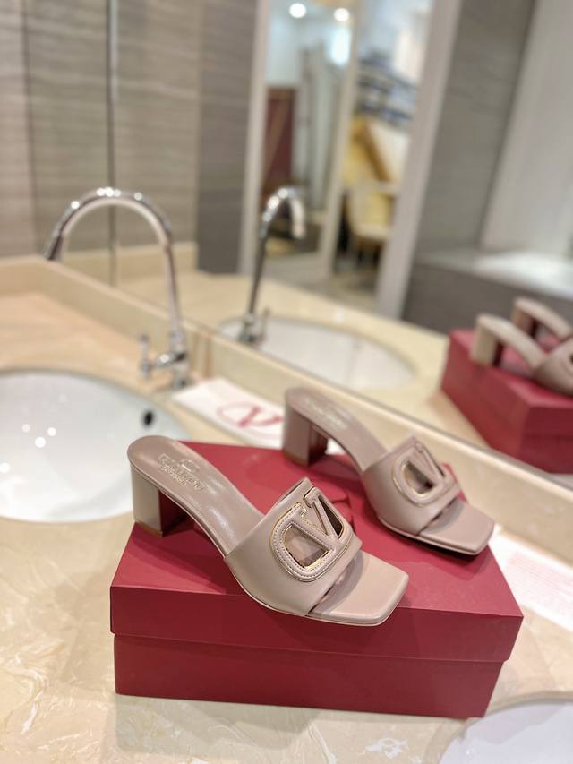Valentino Garavani Vlogo Cut-Out Calfskin Slippers Original creation - Attention