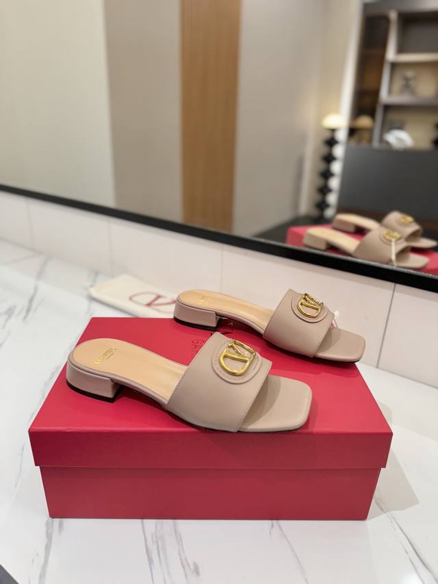Factory price Pp: Valentino 2025 Valentino latest early spring new V-buckle fla