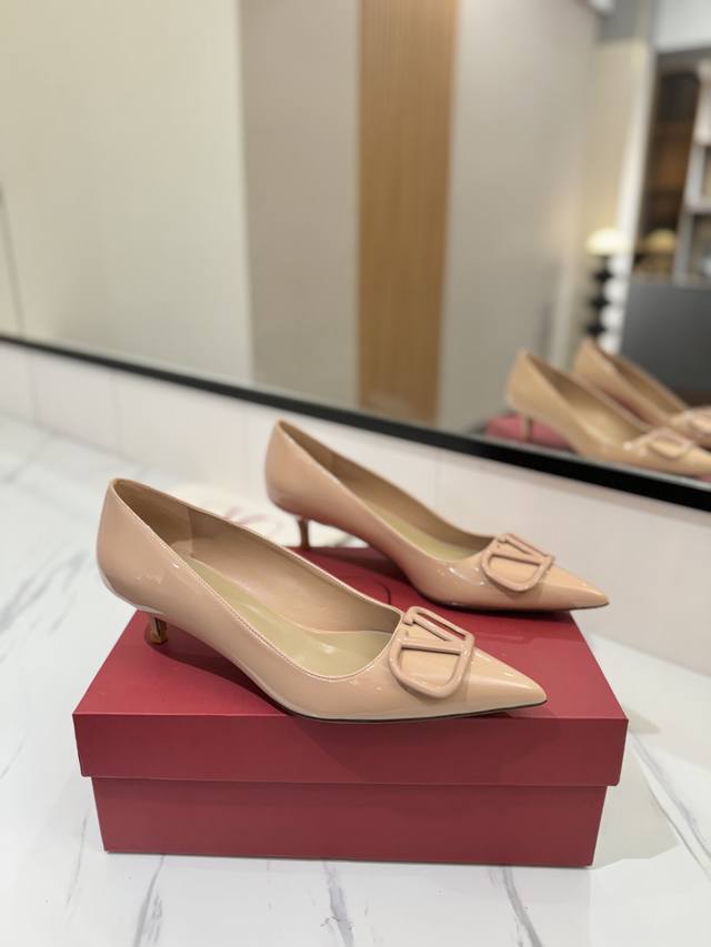 Factory price Pp: Valentino launches a new single shoe series, single shoe styl