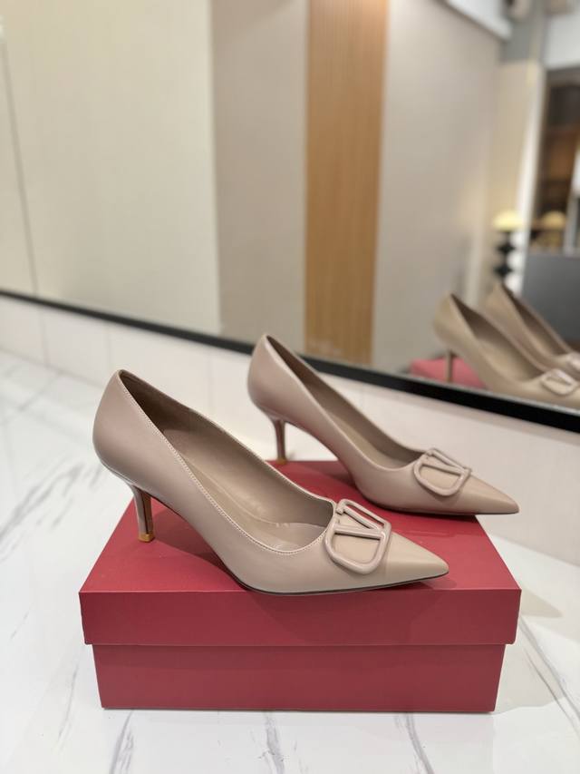 Factory price Pp: Valentino launches a new single shoe series, single shoe styl