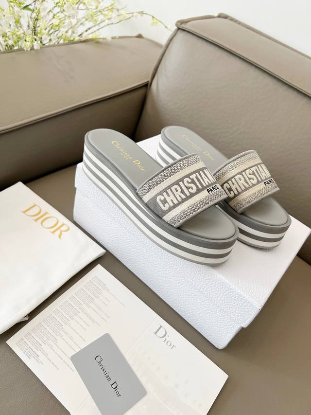 Hot PriceDior Spring and Summer New Ivieta Dway Jelly Color Flat Flip Flops Wome