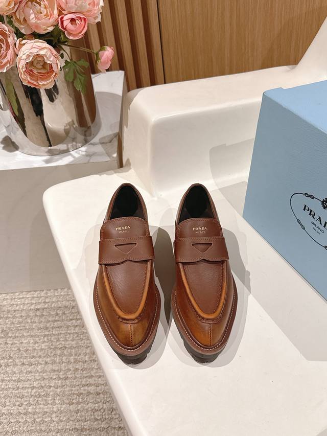 Prada 25 Cowhide Thick-soled Classic Pointed-toe Triangle Logo Loafers The new c