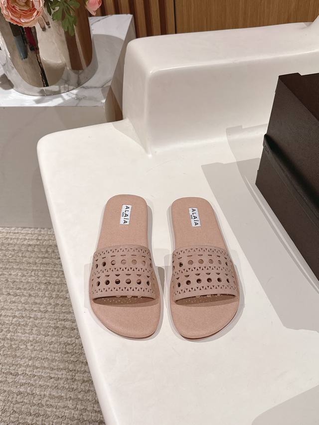 Alaia's new spring and summer perforated carved slippers integrate advanced cust