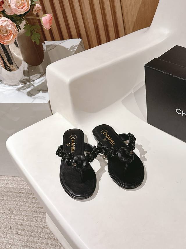 Chanel 25P new camellia slippers Each of the delicate flowers is decorated with