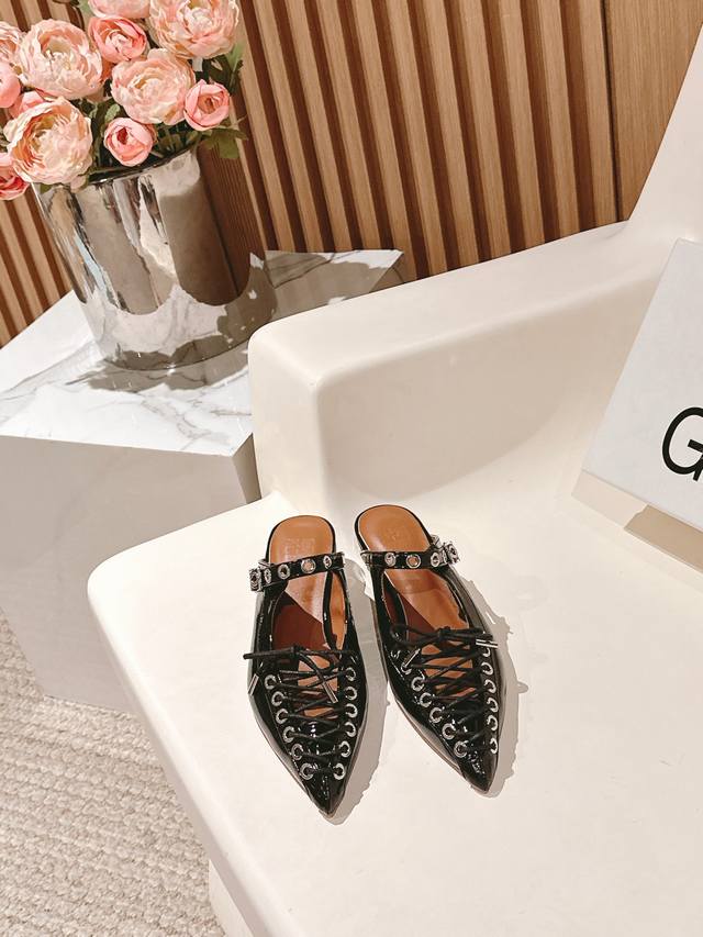 Gann* New pointed sandals are made of patent leather and exude a charming luster