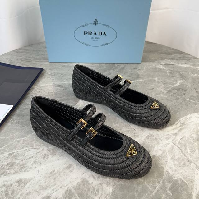 P's latest hand-woven style Surface: imported raffia Lining: sheepskin lining, f