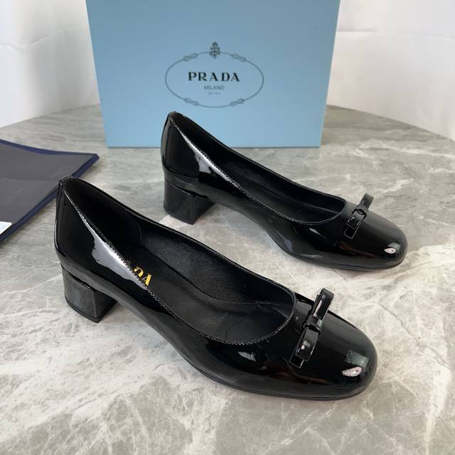 P's latest model Surface: imported cowhide leather Lining: fine-grained cowhide