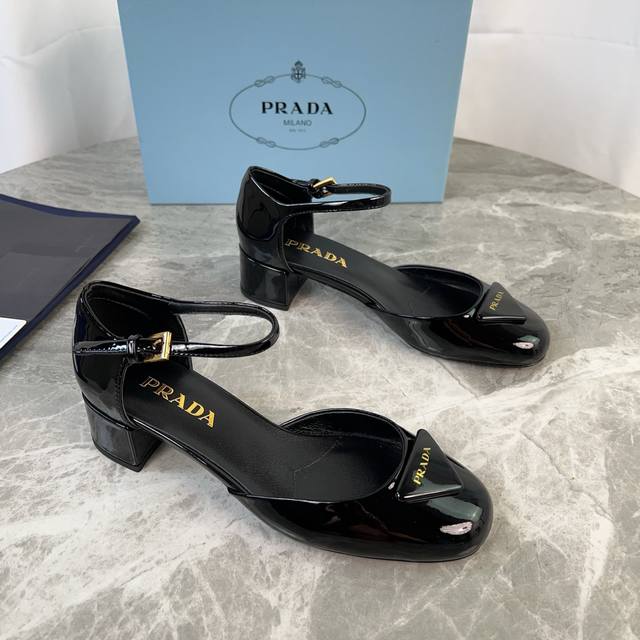 P's latest model Surface: imported cowhide leather Lining: fine-grained cowhide