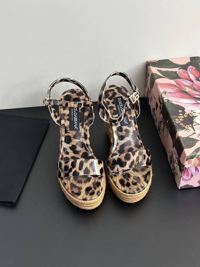 wedge-heeled platform hemp rope-soled sandalsThe collision of classic and moder