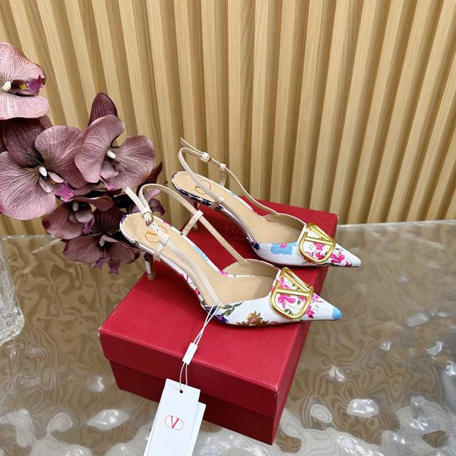 2025 catwalk high version Valentino knitted crochet craft bohemian style sandals