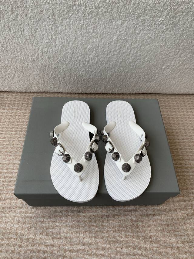 Balenciaga 25Ss Spring and Summer New Riveted Flip-Flops Sandals Balenciaga's ve