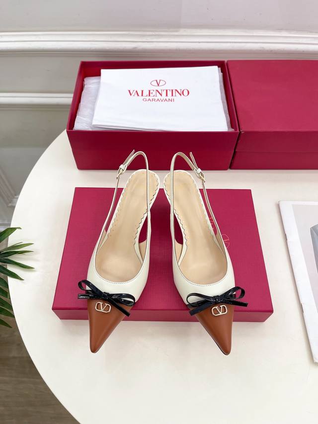 Valentino 2025Ss Early Spring New V-buckle Bowknot Colorblocked High-Heeled Sand