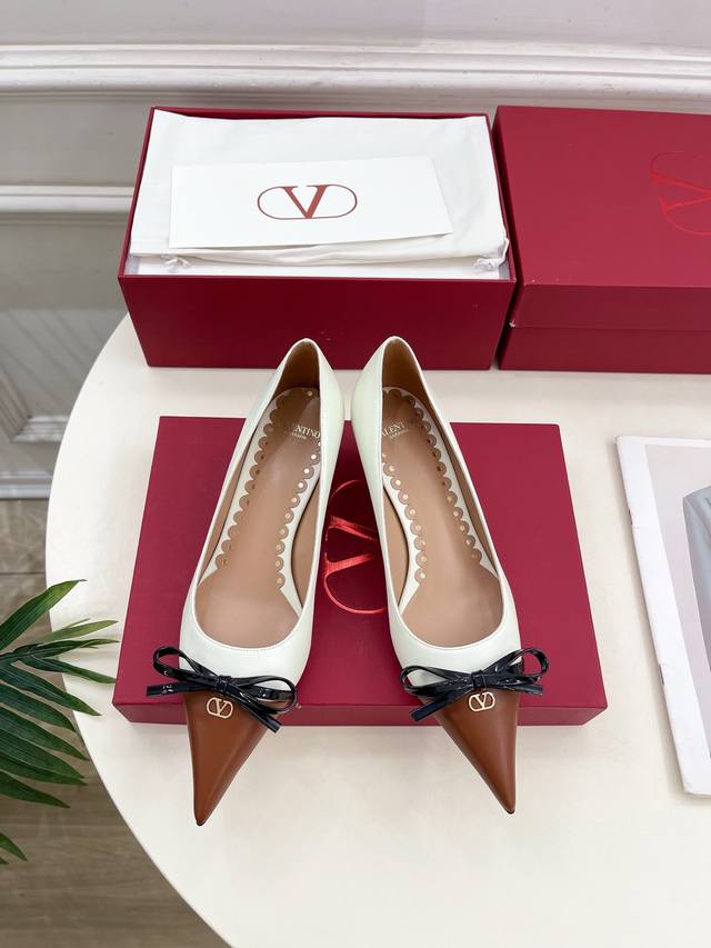 Valentino 2025Ss Early Spring New V-buckle Pointed Bowknot Colorblocked High Hee