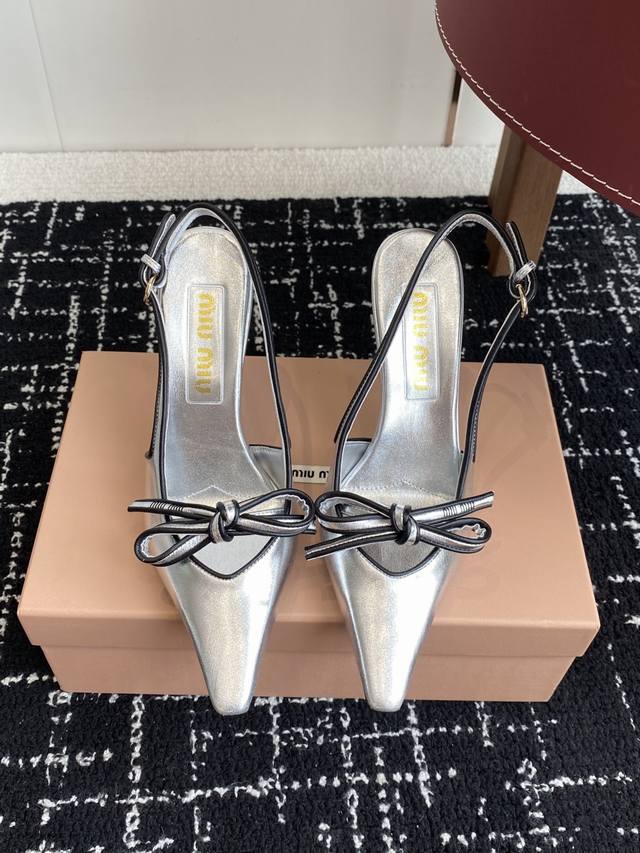 Purchasing level Miu Miu 25 spring and summer new retro high-heeled sandals! Sp