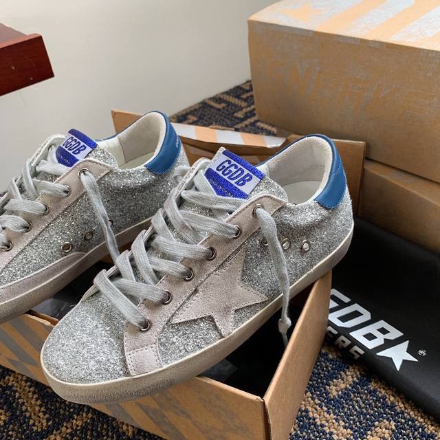Silver grid blue tail couple style. Purchase the original high version! Do not