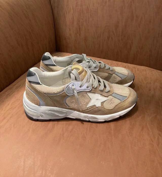 Brown sports shoes couple models, high market version, original replica. Do not
