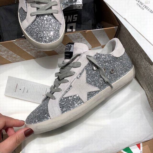 Silver grid gray star couple style. Purchase the original replica high version!