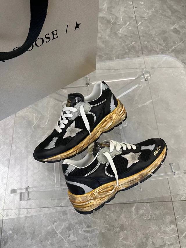 Black sports shoes for couples. High-end market version. Please do not bother w