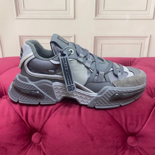 Price for rush quantity: High-end version, high-quality brand outsole. New style