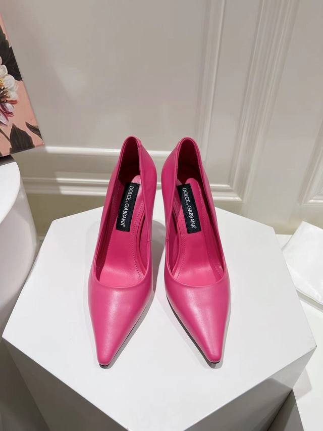 Price: 35-42 size Genuine leather outsole, small square head Imported rose red