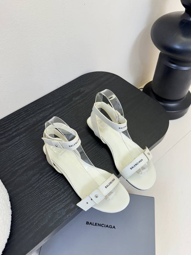 Balencia*A Balencia 25Ss sandals are designed to meet the needs of women in summ