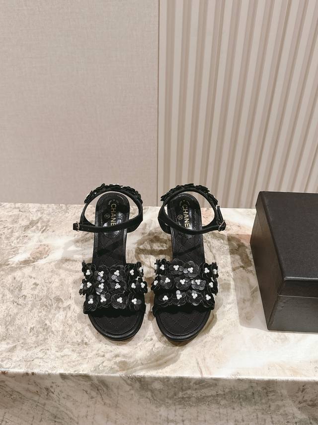 Summer full leather flower sandals are highly recommended! Italian leather outs