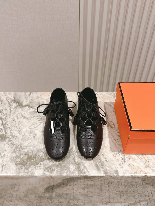 Purchasing level Hermes new hollow perforated Mary Jane shoes! Simple, fashiona